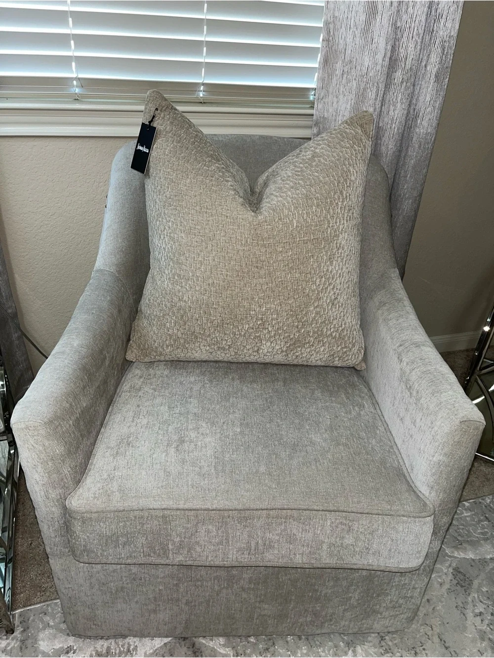 1-NWT NEIMAN MARCUS TEXTURE VELVET DESIGN DECORATIVE PILLOW (NH6200)